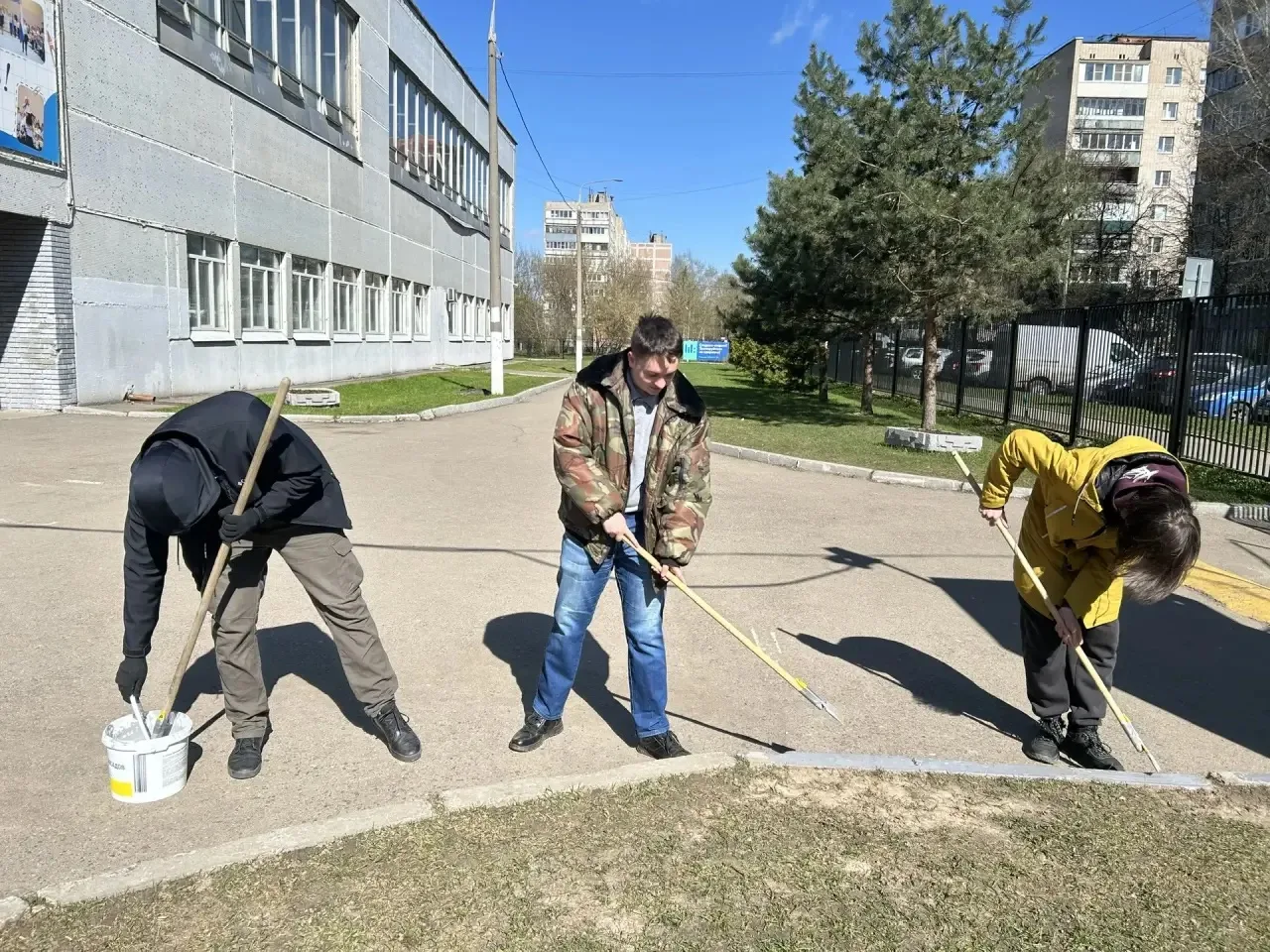 Благодаря прекрасной погоде на субботник сегодня вышли 10А и 7Л4 классы. Продолжаем наводить чистоту