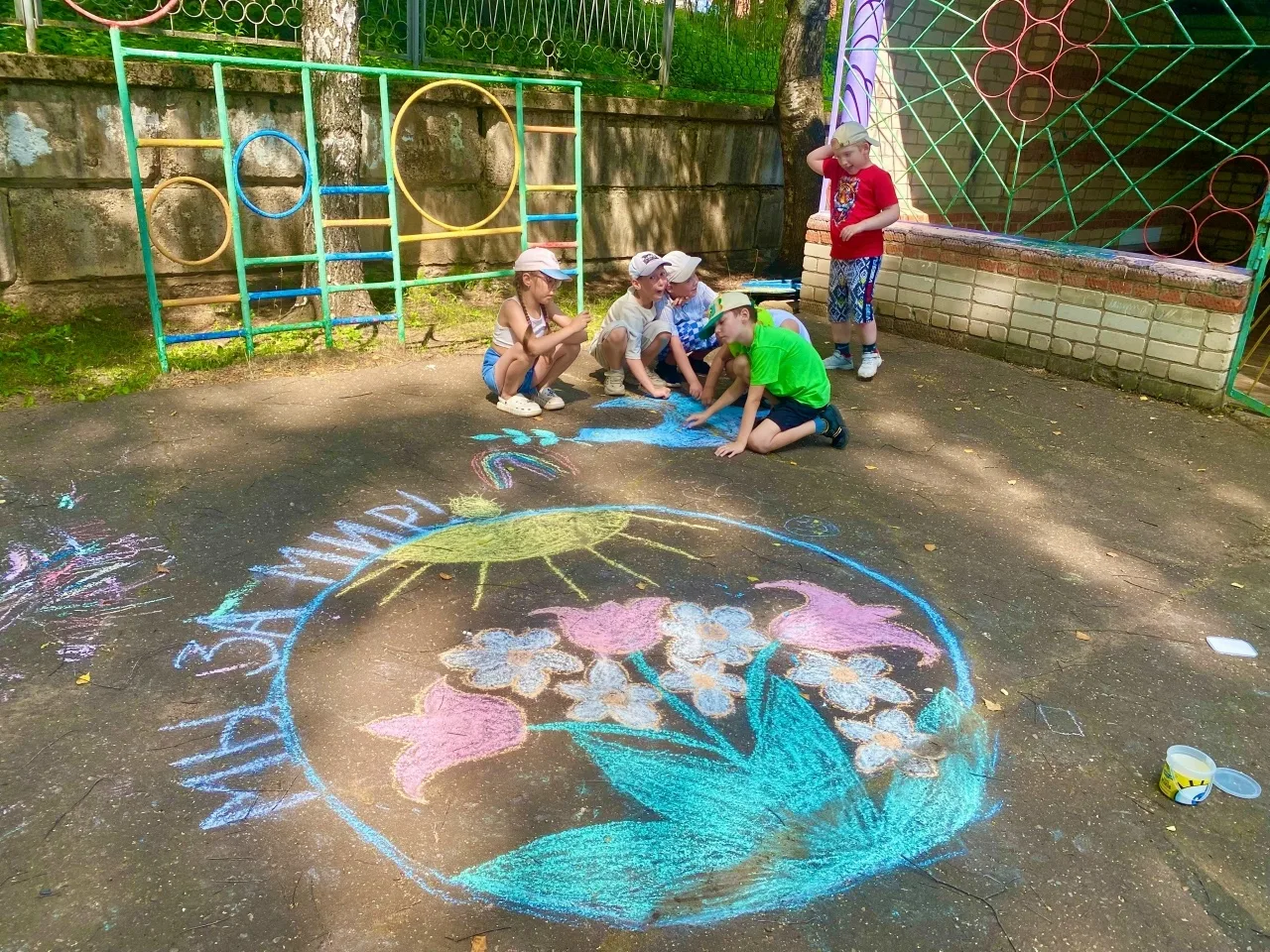 🎨Мы за мир: яркий конкурс рисунков на асфальте

В нашем лагере прошёл особенный творческий конкурс 