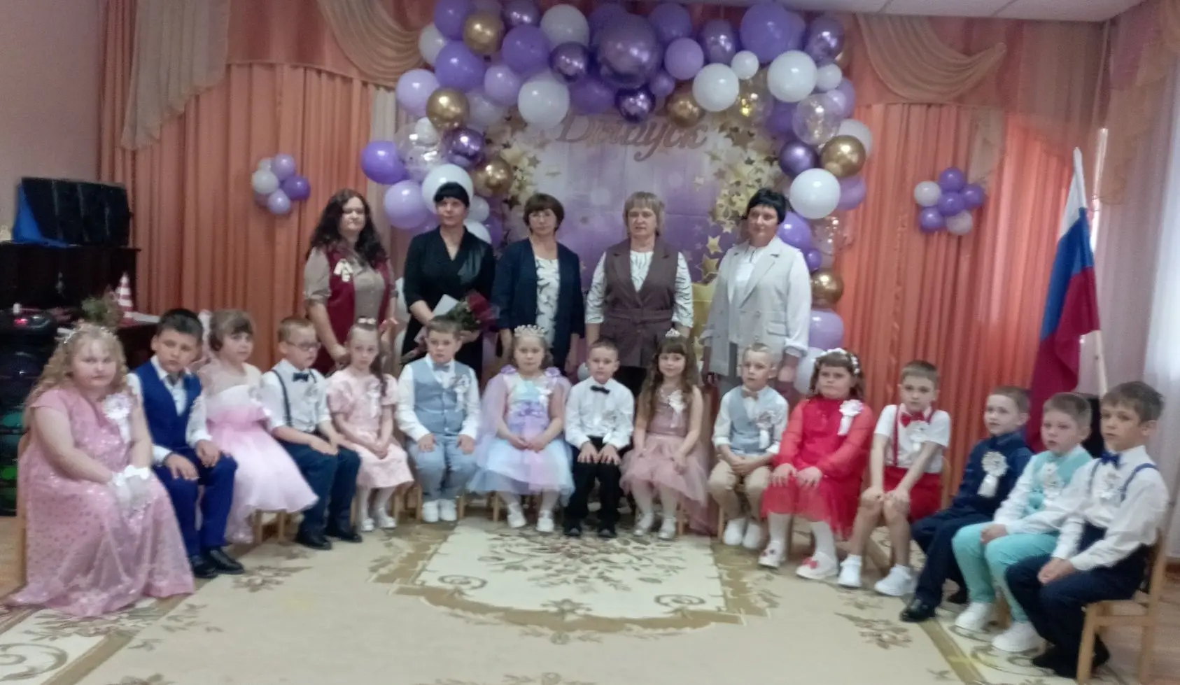 🎉🎈🧸В детском саду «Родничок» состоялся настоящий праздник — выпускной бал. 

В зале царила атмосф