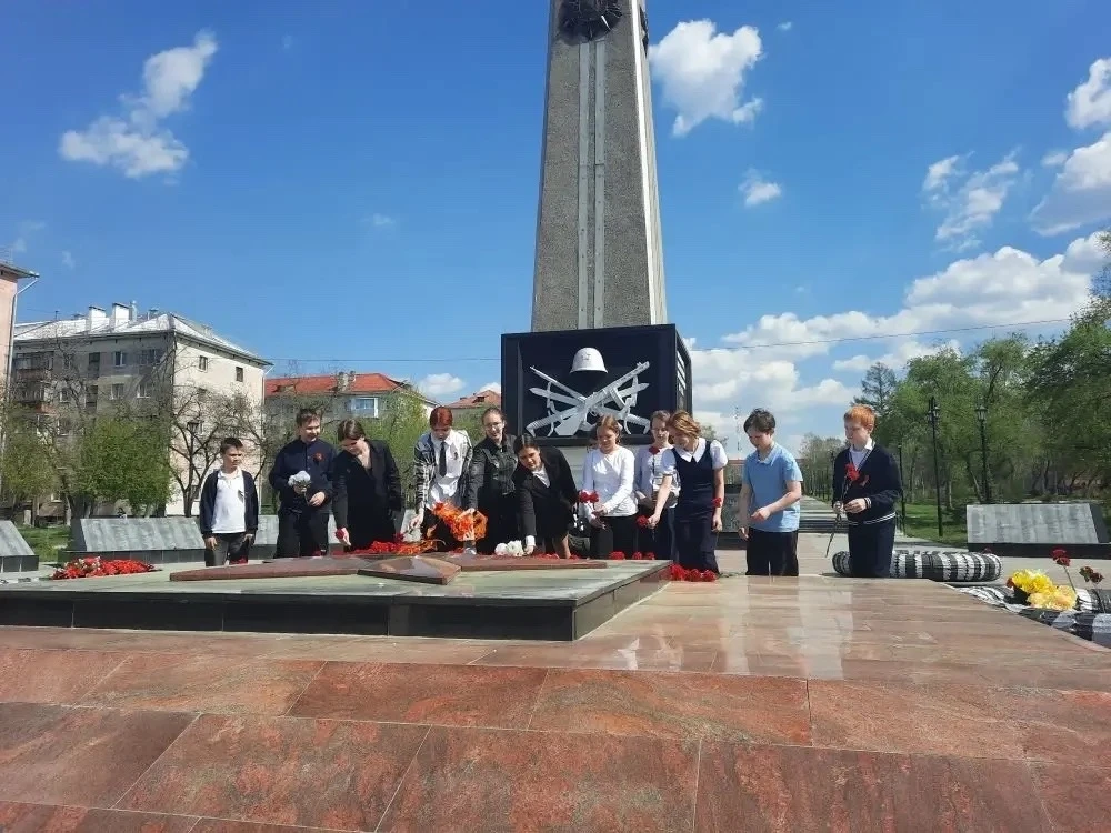 Учащиеся нашей школы вместе с классными руководителями приняли участие в церемонии возл...