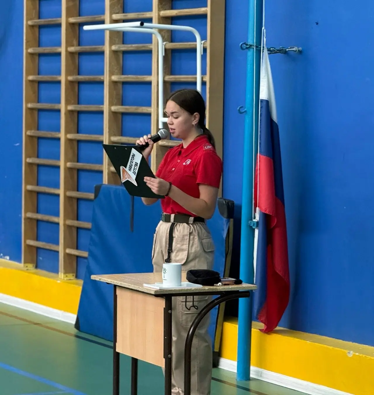 Вот уже несколько лет наша школа начинает каждую учебную неделю с торжественной церемон...