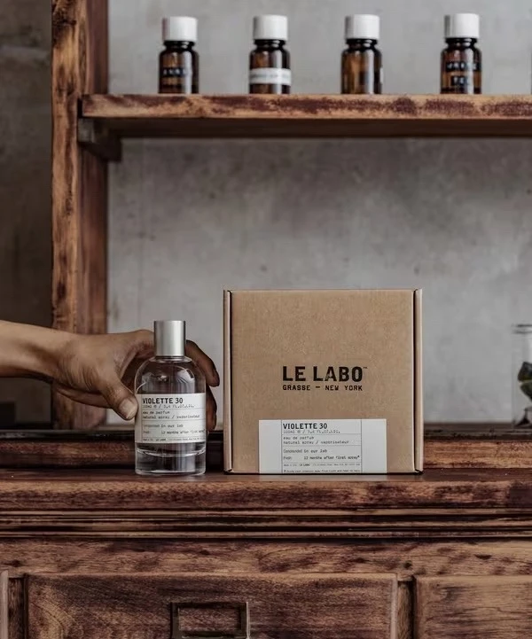 Le Labo VIOLETTE 30 только кажется легким и невесомым ароматом. И только кажется фиалко...