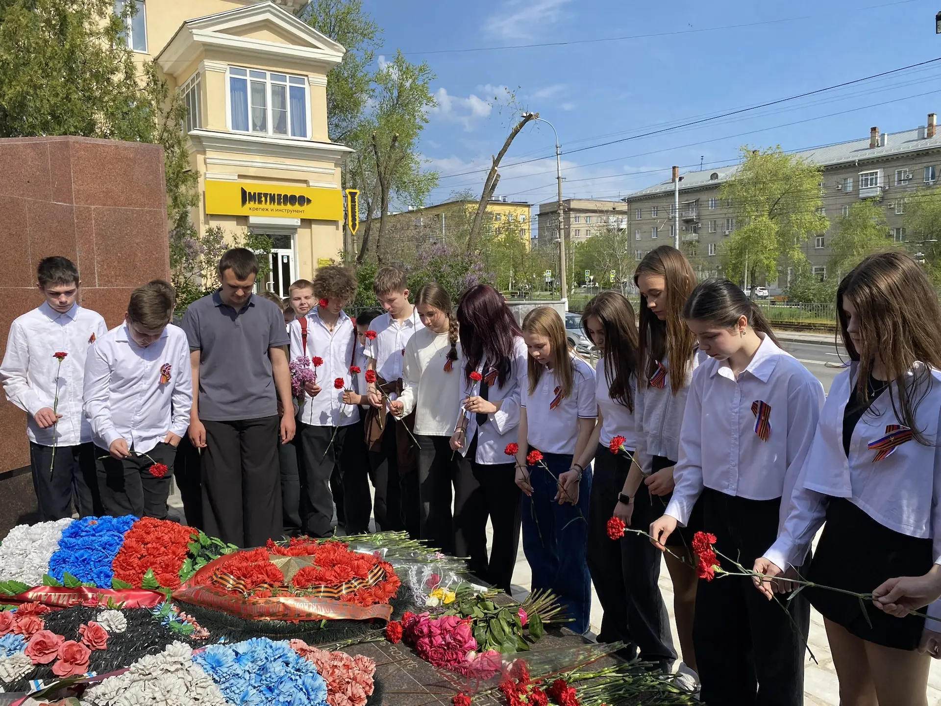 Сегодня учащиеся 8б и 8в классов приняли участие в патриотической акции по возложению цветов🥀  Ребят