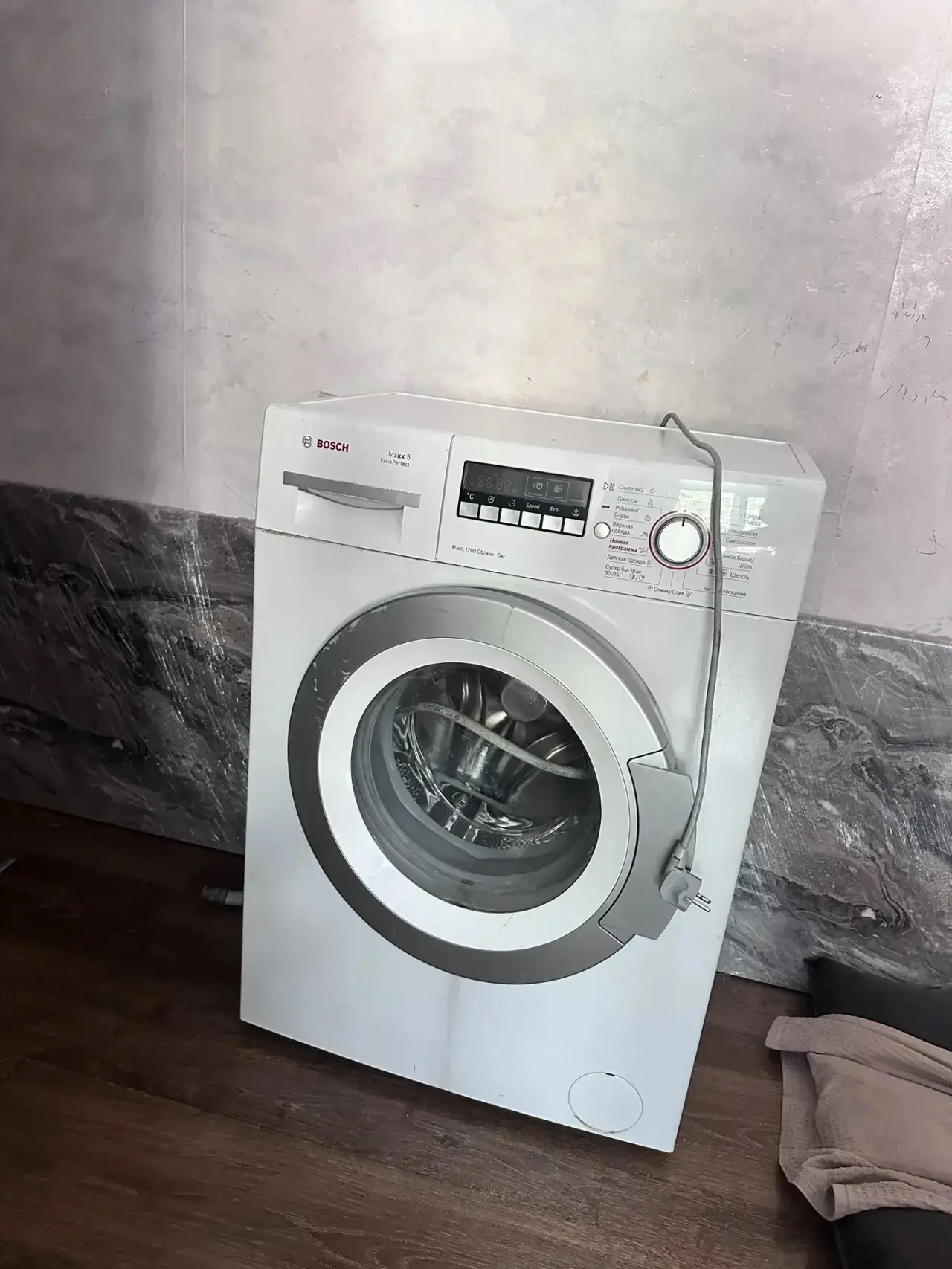 Продам б/у стиральную машину 5.5 кг, внешние коцки не влияющие на работу машинки . Само...