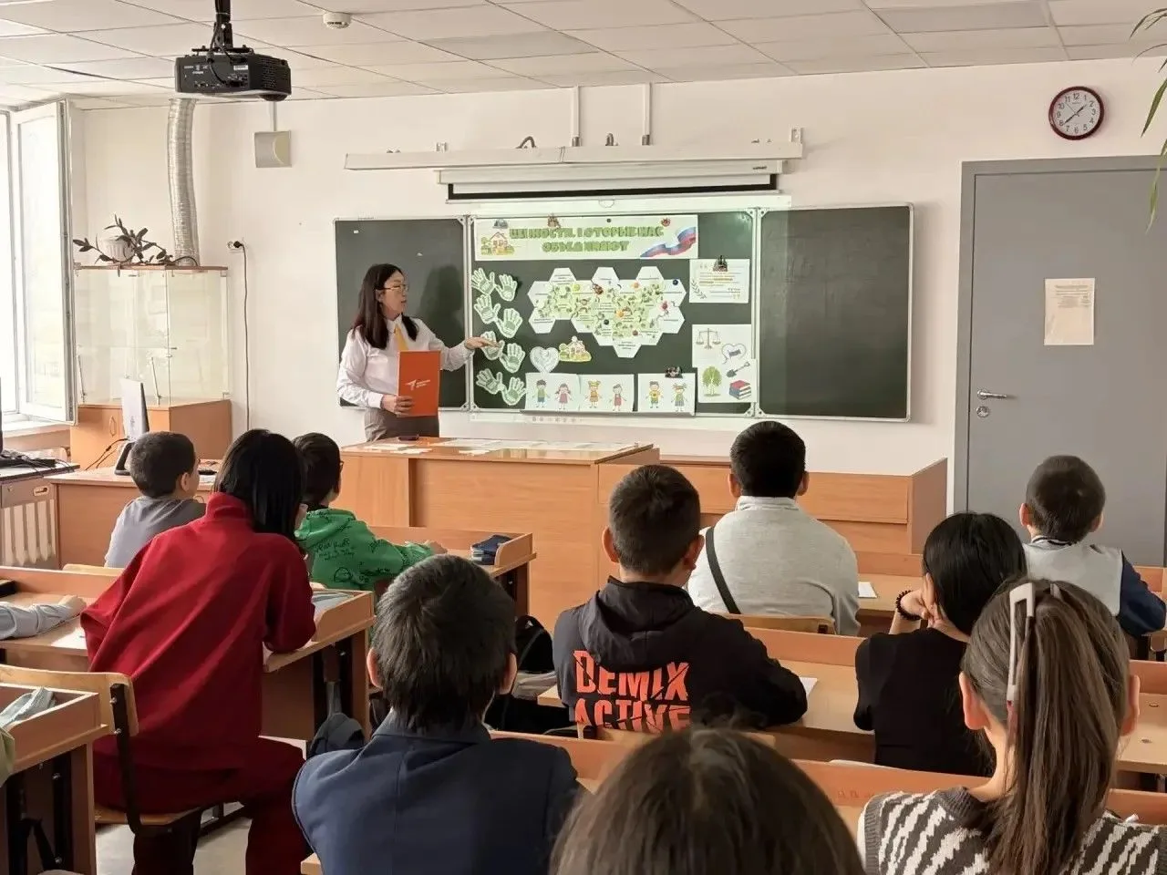 Сегодня темой занятий «Разговоры о важном» в нашей школе стали «Ценности, которые нас о...