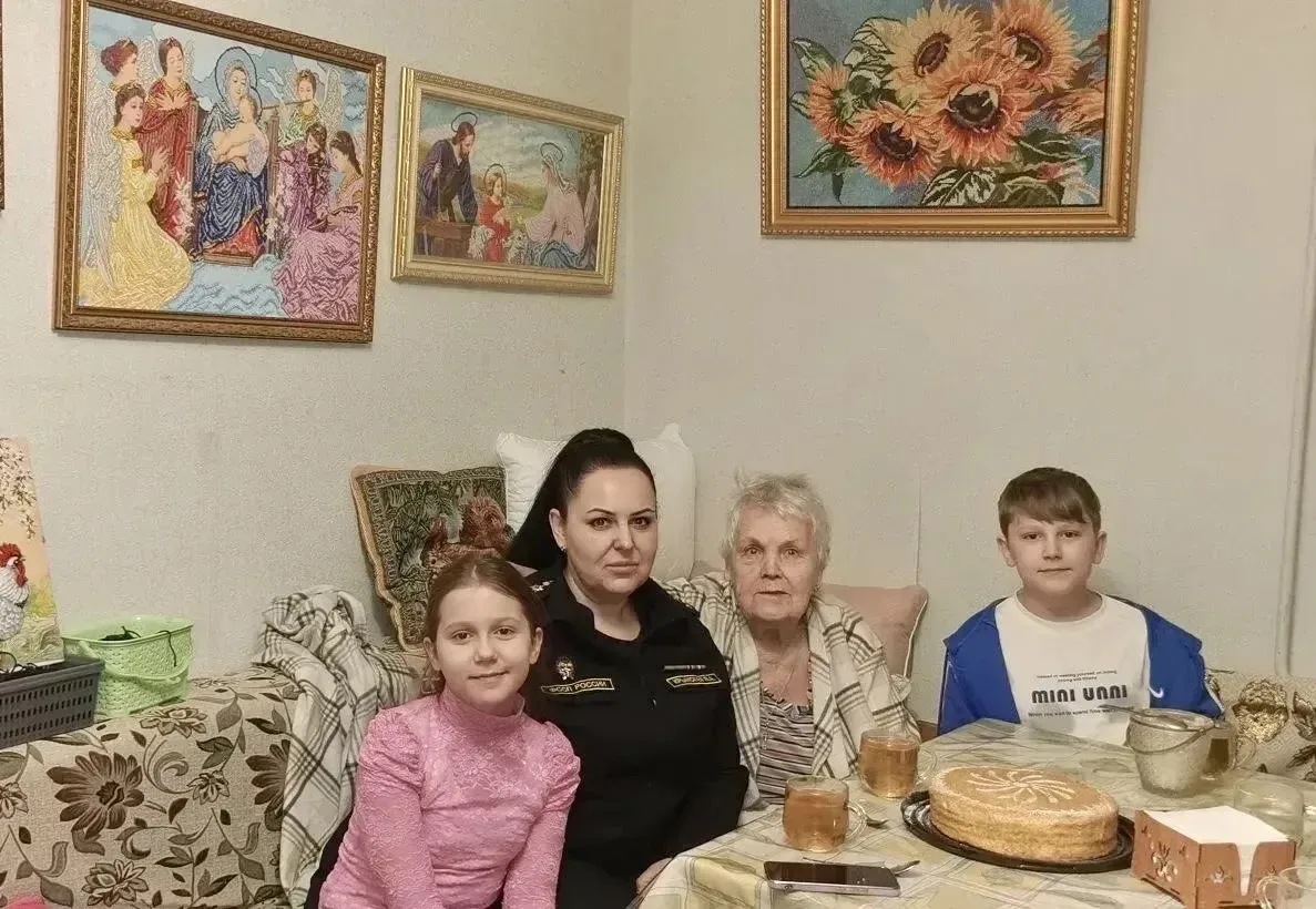 В рамках акции «Вам, Любимые!» судебные приставы Кубани поздравили жен и матерей участников СВО с Ме