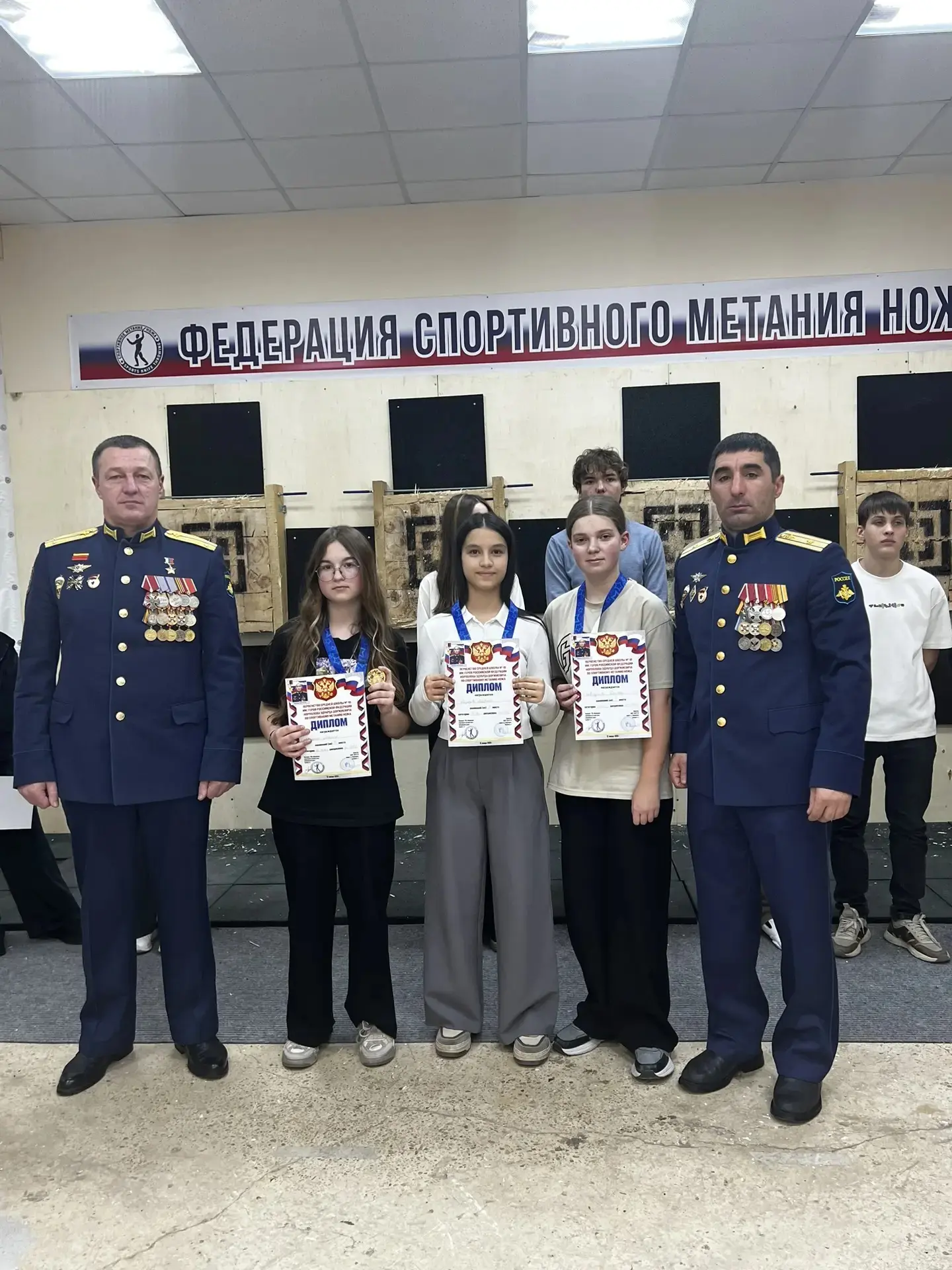 ⚔️Яркие броски и заслуженные награды: в нашей школе прошли соревнования по спортивному метанию ножа!