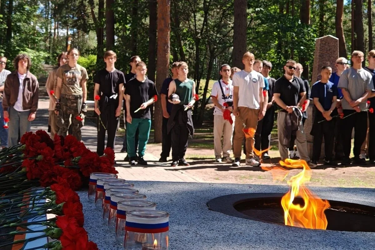🕯"ВАХТА ПАМЯТИ"

🕯22 июня обучающиеся нашего колледжа -  добровольцы экоотряда "Волна"  и члены  к