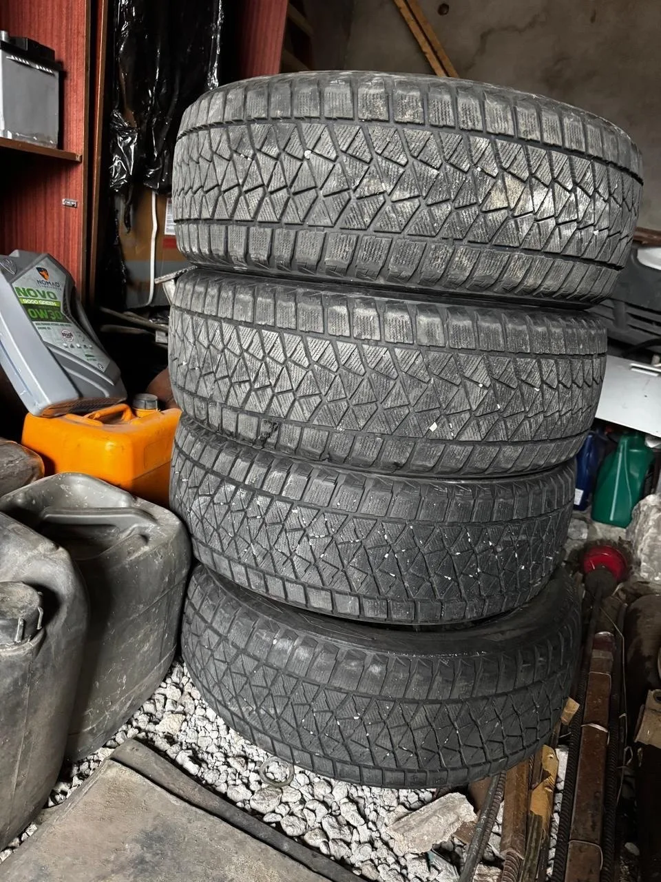 Комплект зимних шин Bridgestone Blizzak 235/55 R20 102T. Состояние хорошее (без порезов...