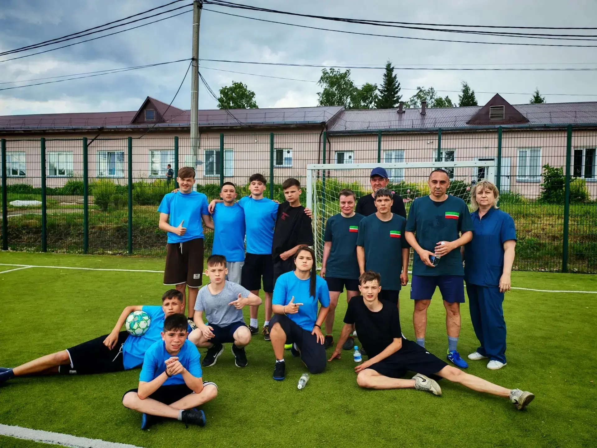 Вчера спортивная площадка нашего дома превратилась в настоящую футбольную арену! К нам в гости приех