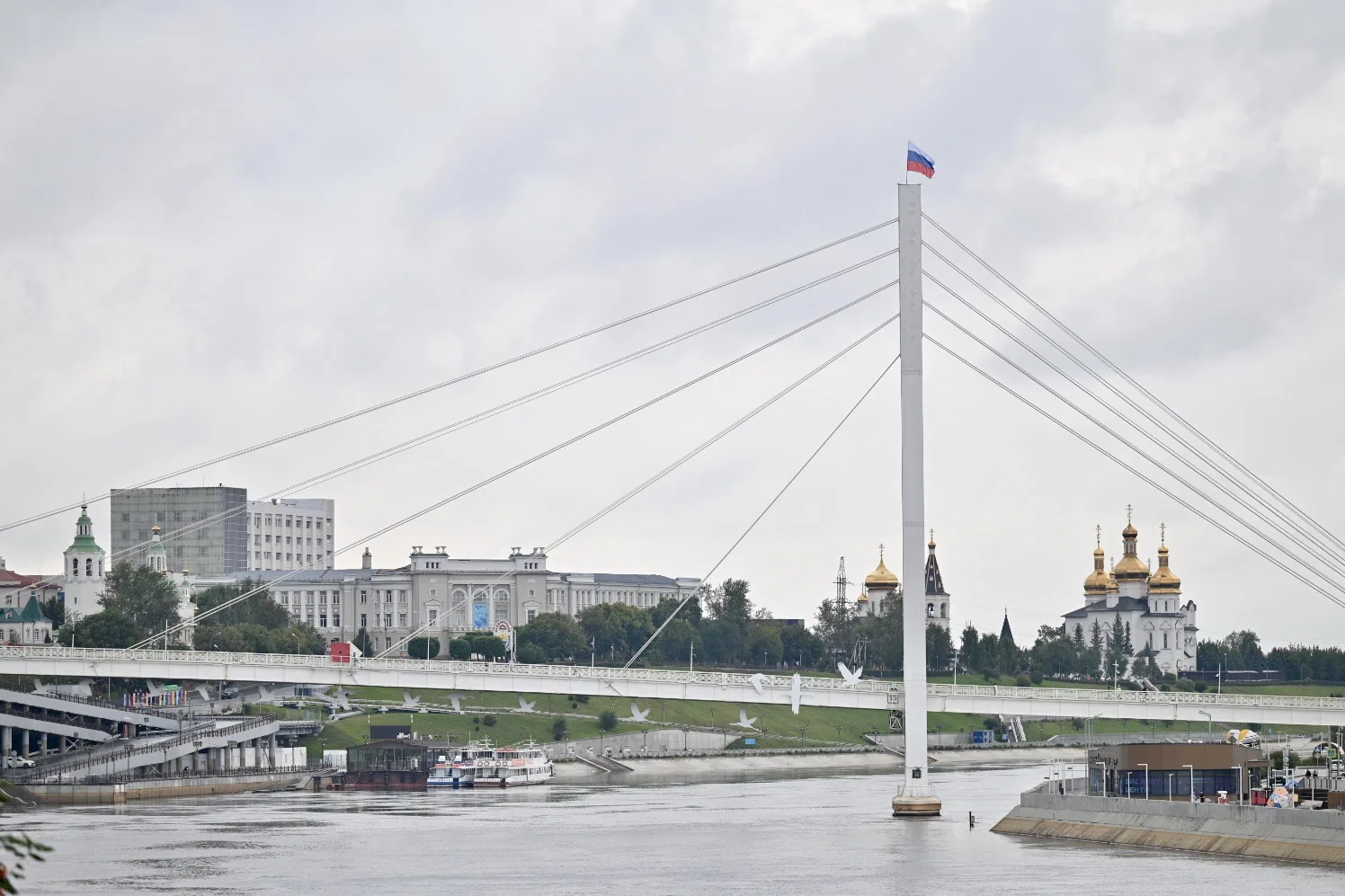 В День флага в Тюмени есть добрая традиция – водружать триколор на мост Влюблённых