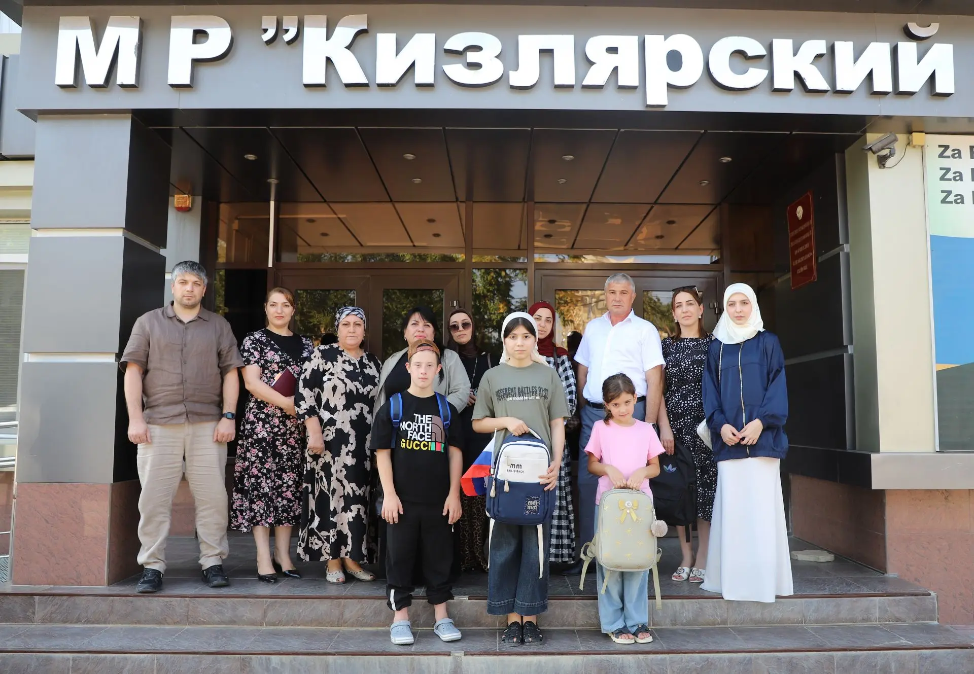 🧰 Кизлярский район присоединился к благотворительной акции «Собери ребенка в школу»