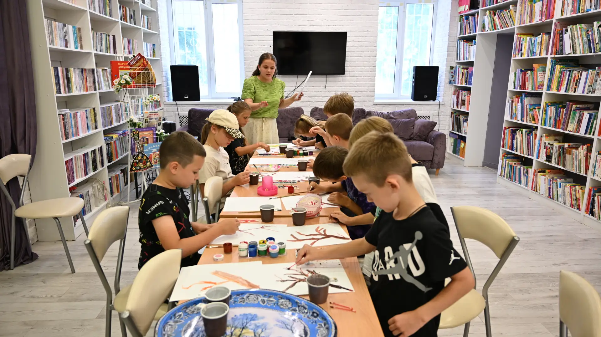 В центре детского чтения состоялось мероприятие «Цветочные истории» в рамках арт терапевтического кр