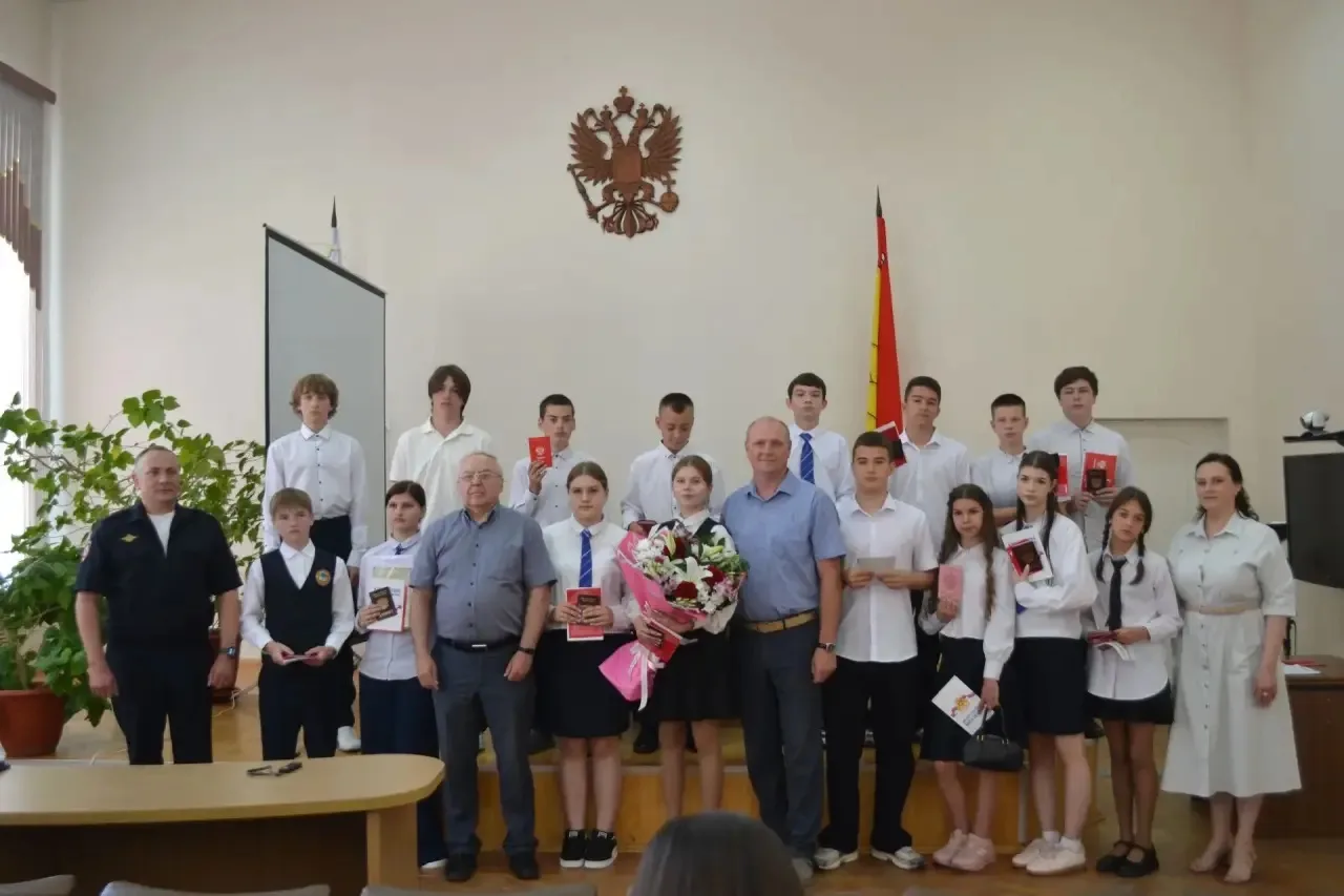 🇷🇺 Нашему ученику торжественно вручили паспорт гражданина Российской Федерации
