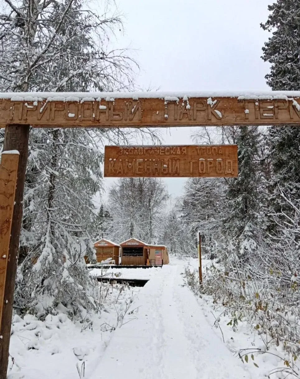 ❄️ Каменный город в Прикамье за ночь накрыло снегом.