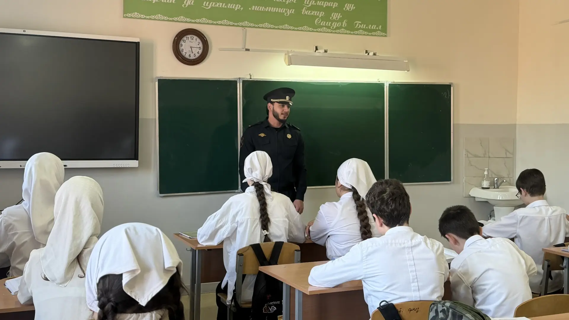 В МБОУ «СОШ №65» города Грозного инспектор ПДН Заурбеков Ислам Рамзанович провел информационно-разъя