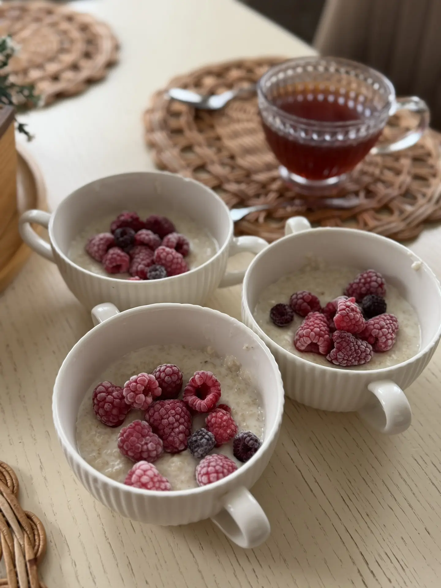 Доброе утро!🌿

Мирошку  довела до сада и вернулись обратно…

У нас сегодня особенно неспокойно и гр