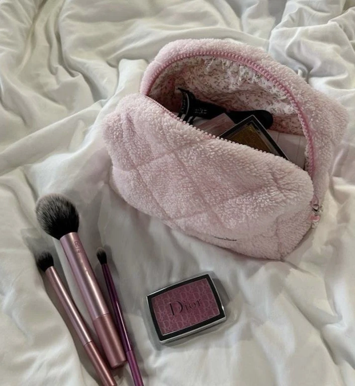 Самые бесполезные покупки 🛍️ 

• Огромные палетки теней – в итоге ты пользуешься 2-3 оттенками.
• Д