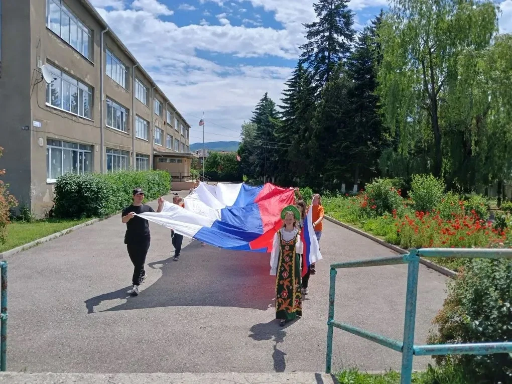 ️Акция «Флаги России» прошла в посёлке Нежинском. 

Волонтёры отряда "Открытые сердца», вожатые школ
