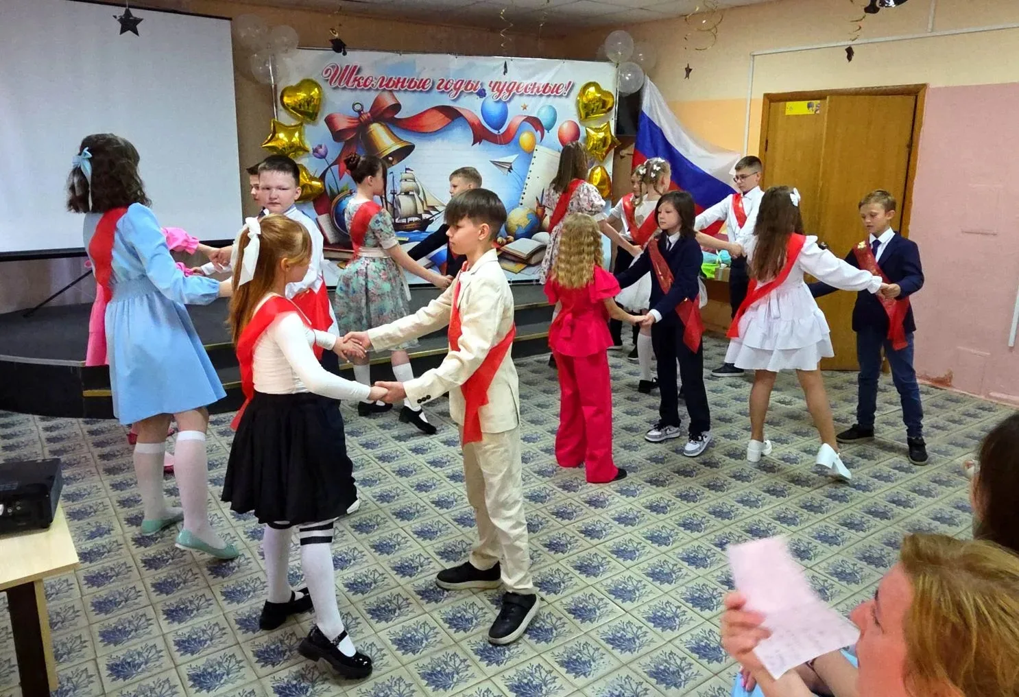 🎊 ВЫПУСКНОЙ ВЕЧЕР   🎉 21 мая во втором корпусе нашей школы прошёл трогательный праздник — выпускной 