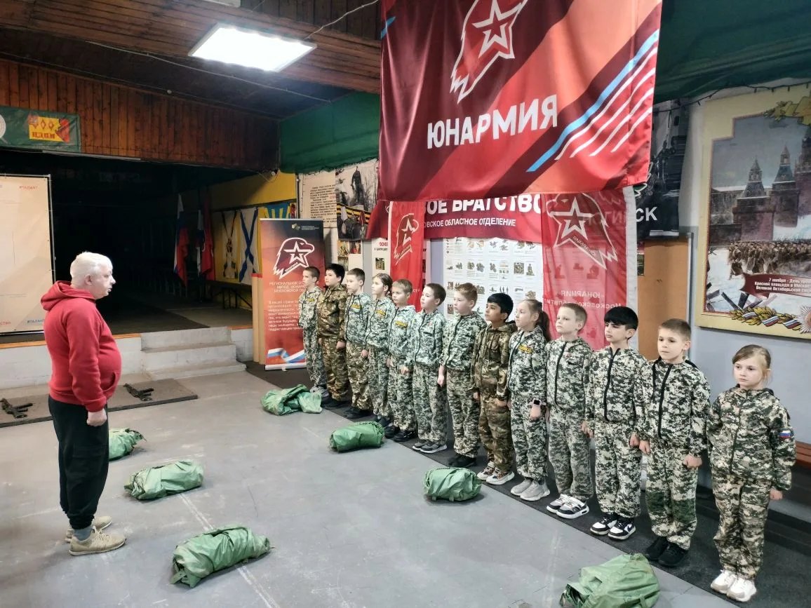 🪖 Команда казачат‑юнармейцев готовится к «Зарнице»! 🪖  Наши юные патриоты приступили к серьёзной под