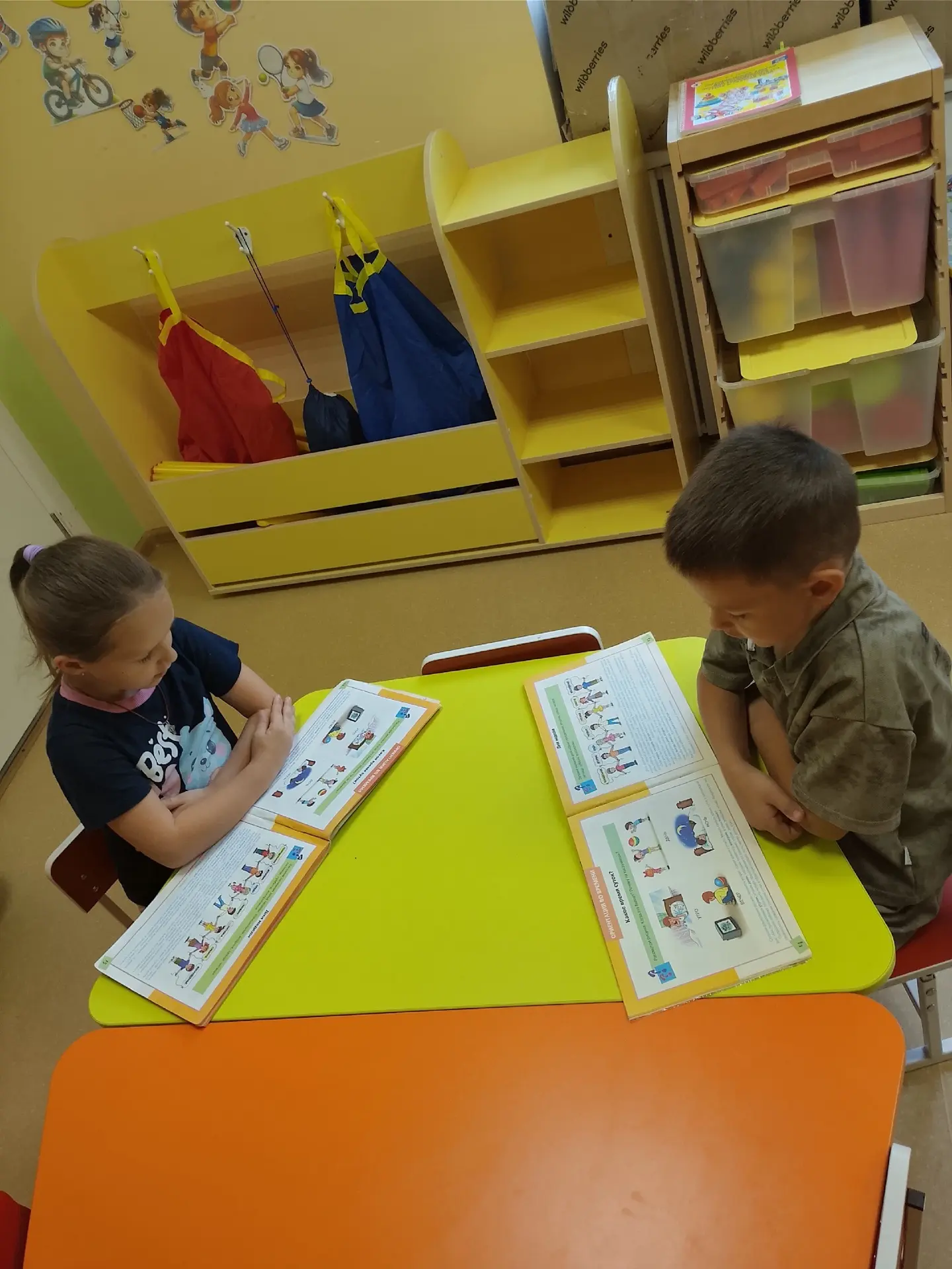 Сегодня в старшей и подготовительной группах с детьми проигрывали ситуации по ориентаци...