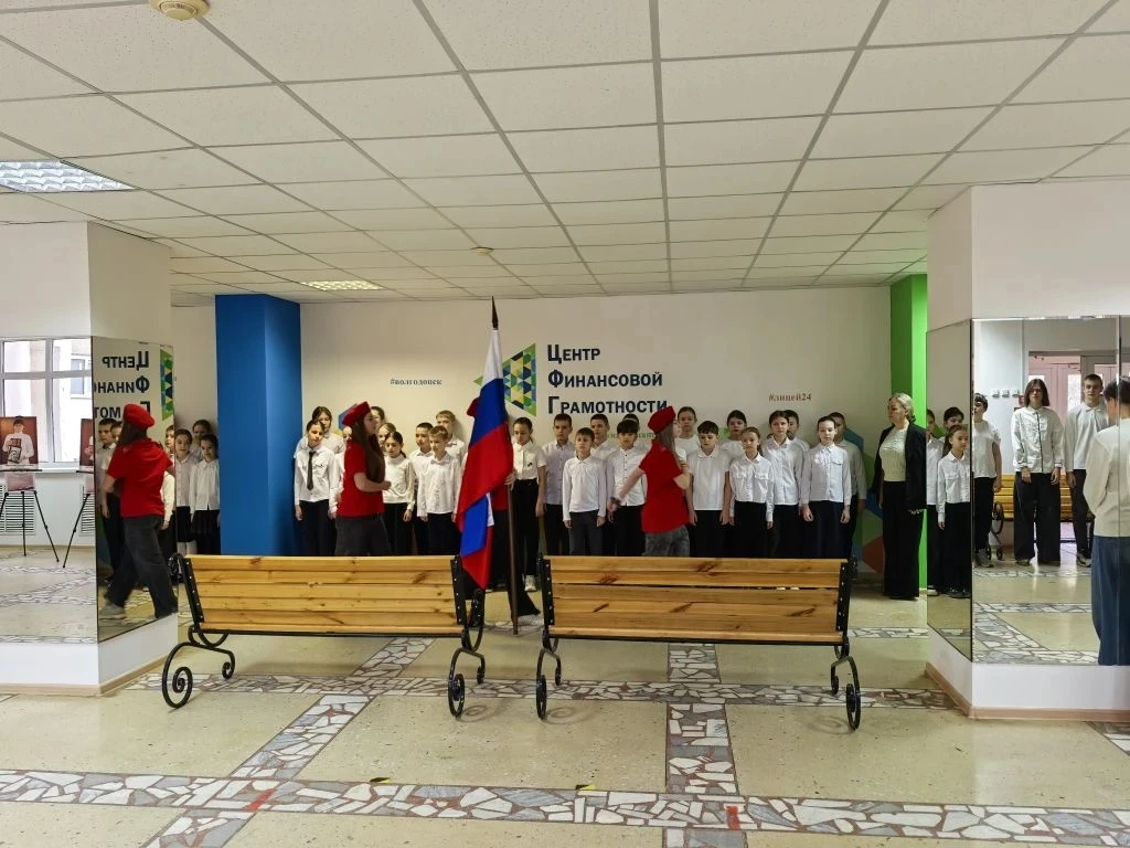 НАЧАЛО НОВОЙ УЧЕБНОЙ НЕДЕЛИ🇷🇺  🇷🇺16 марта 2026 года в МБОУ "Лицей №24" г. Волгодонска прошла традици
