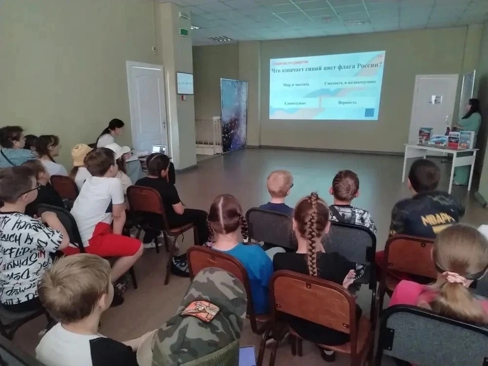 ✅Ребята из лагеря дневного пребывания посетили городскую библиотеку, где в преддверии Дня России для