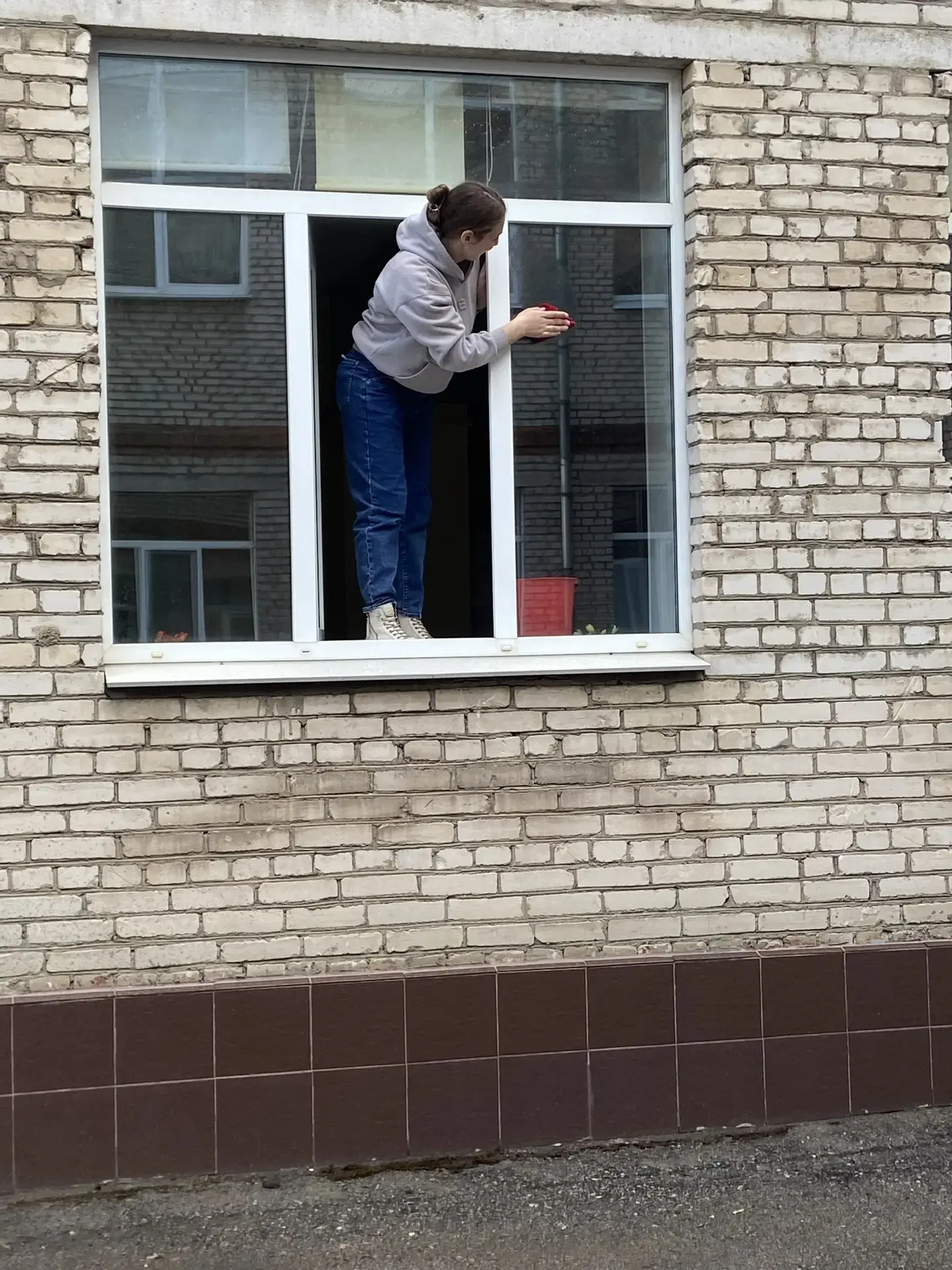 🧹Сегодня наш Центр образования №34 вышел на общегородской субботник. Коллектив активно навёл порядок