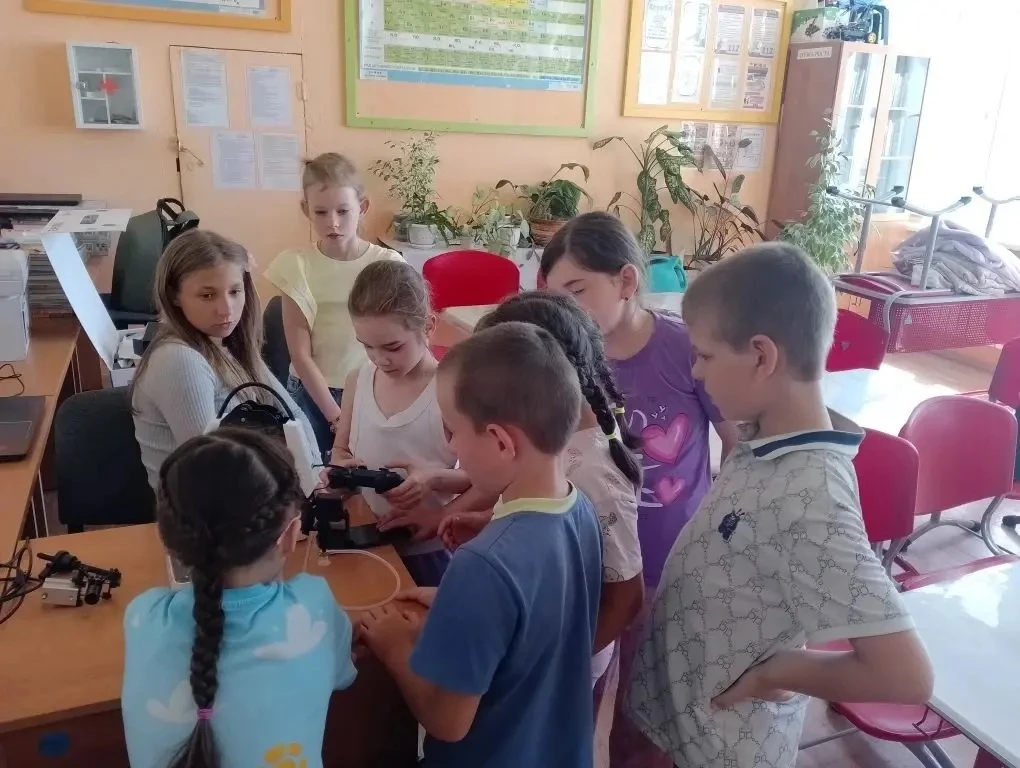 Ученики 1-5 классов Вышгородской школы открыли для себя удивительный мир робототехники! 🤖

На этом 