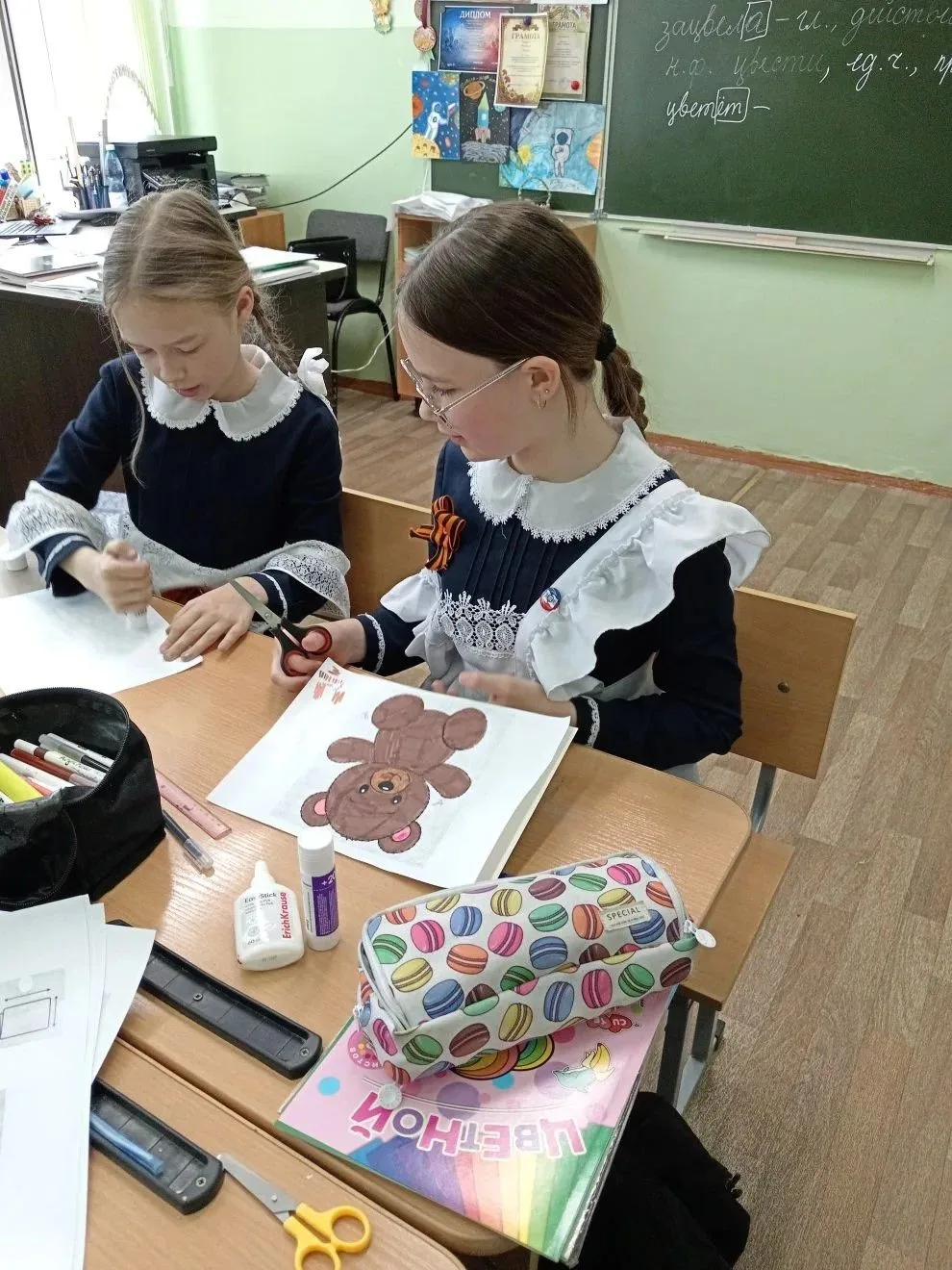 🎖️🧸 Подарок ветерану — от сердца к сердцу В преддверии 9 Мая во 2 корпусе школы проходят мастер-клас