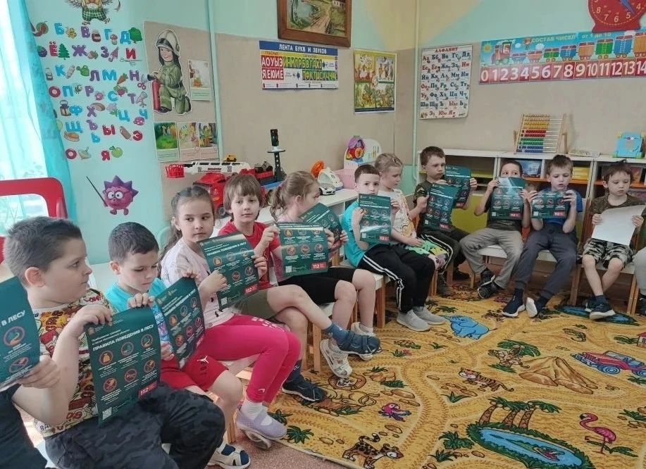 Социально-коммуникативное развитие "Знакомство с профессией Лесничий"  Цель: сформировать понимание 