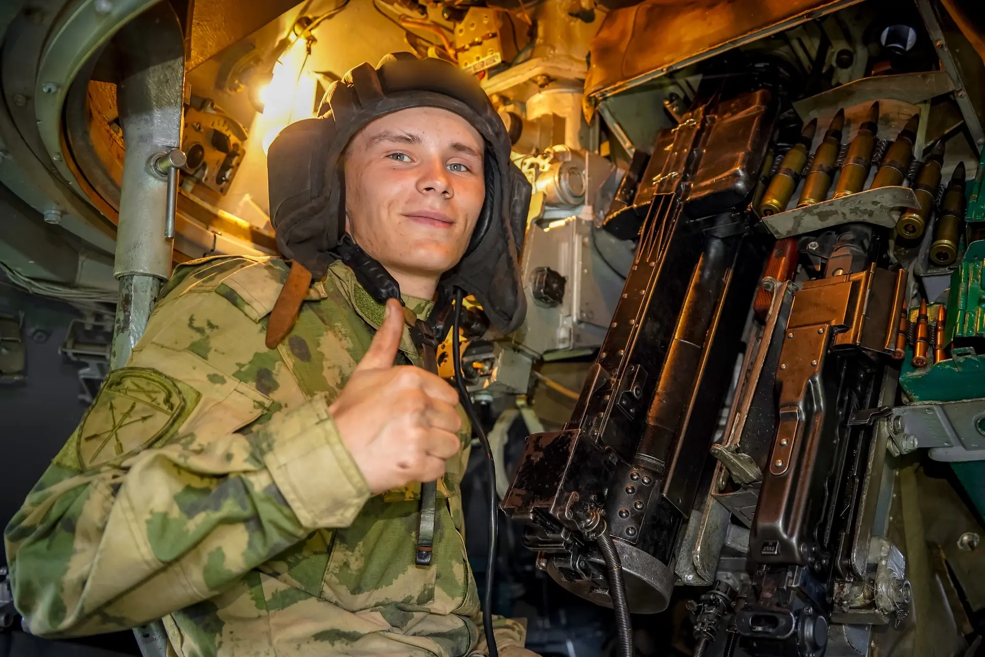 Боевые стрельбы из БТР провели росгвардейцы под Петербургом