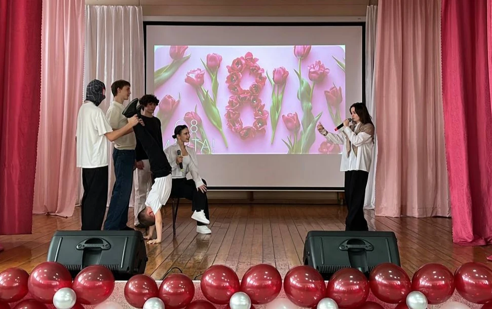 🌷Сегодня в нашей школе царила особая, праздничная атмосфера. Мы собрались вместе, чтобы поздравить н