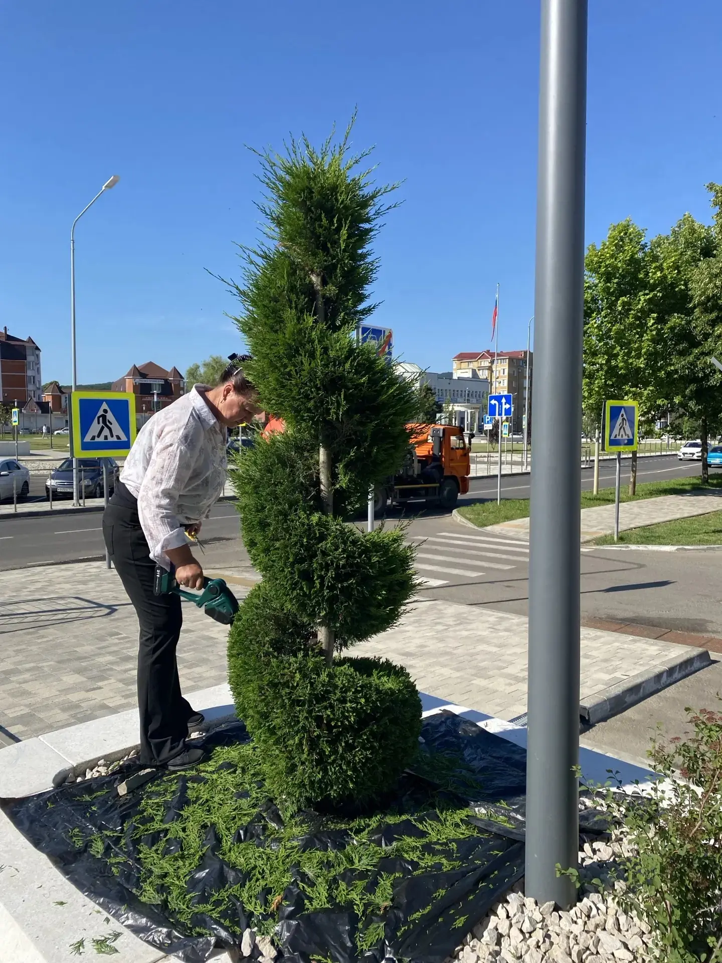 🌳Смотрите, какую красоту возле ЗАГСа выстригают сотрудники ЦРЭС.

Чтобы добиться такой четкости лин