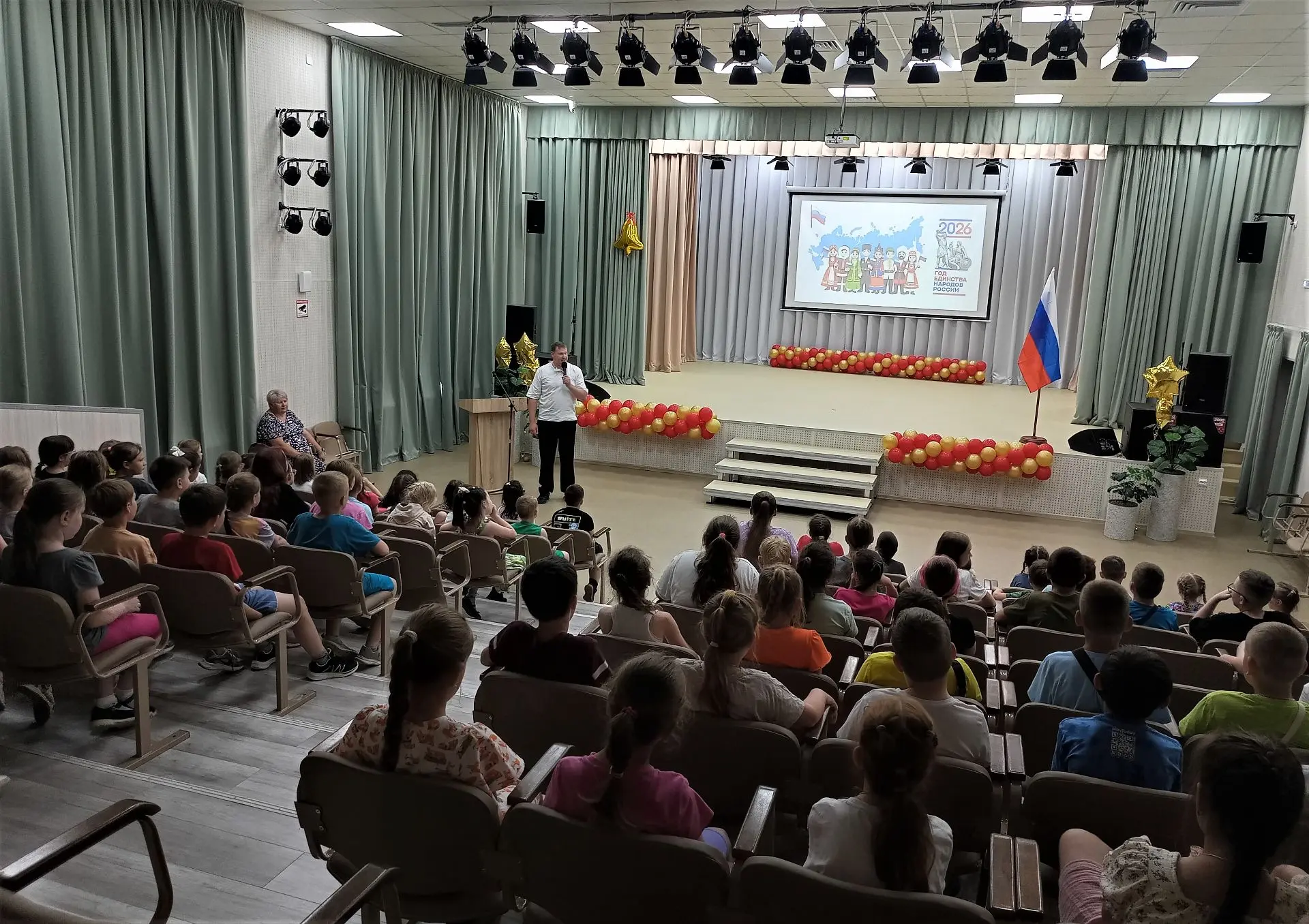 🇷🇺 Сегодня в лагере учитель истории нашей школы Свирь Глеб Александрович провёл для р...