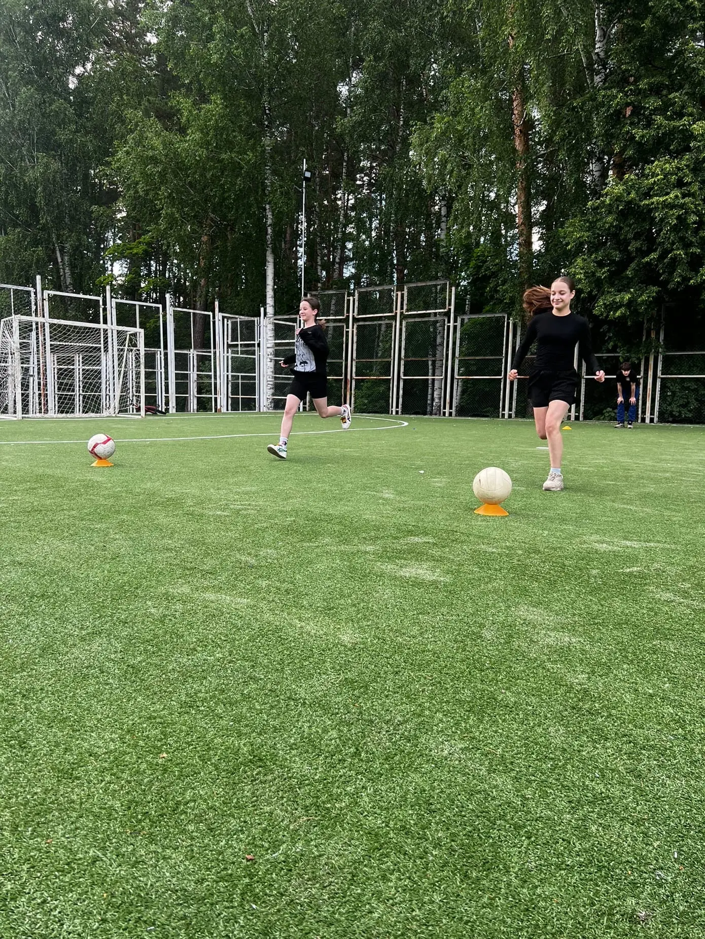 ВЕСЕЛЫЕ СТАРТЫ💫🏃🏻‍♂️

Сегодня на спортивной площадке на 18-м микрорайоне под руководством тренера