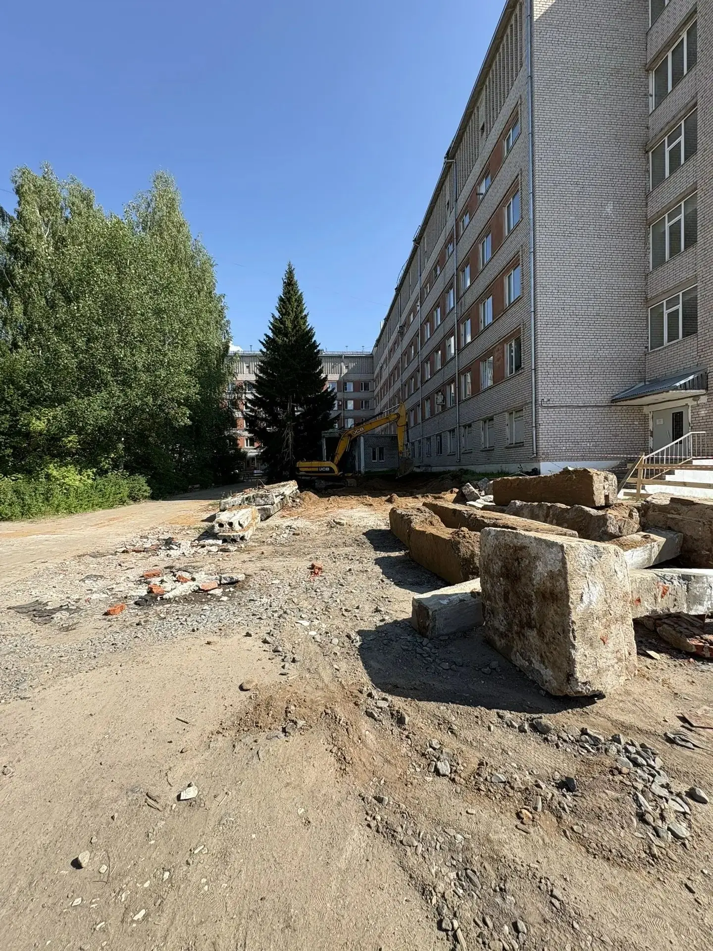 В Великоустюгской ЦРБ приступили к возведению блочно-модульного конструкции для МРТ