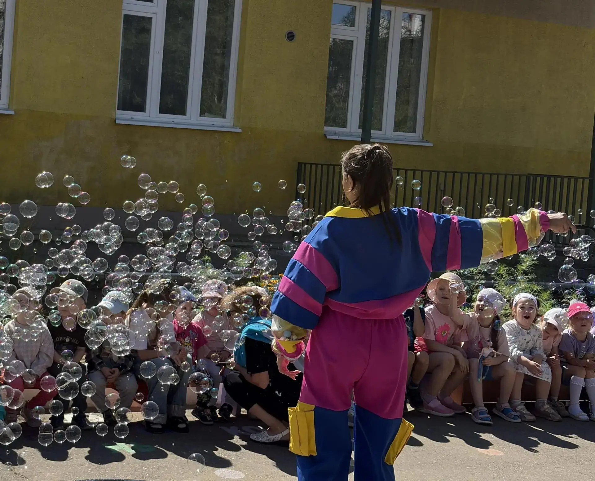 Когда в садик приезжает сказка! 🫧✨
Сегодня наша летняя прогулка превратилась в настоящее магическое