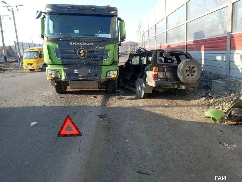 В Комсомольске произошла авария с участием самосвала и внедорожника.  На улице Барбюса столкнулись «