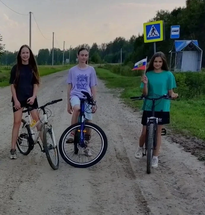 В селе Новоберезовка, дети посещающие дворовую площадку, на кануне праздника -День госу...