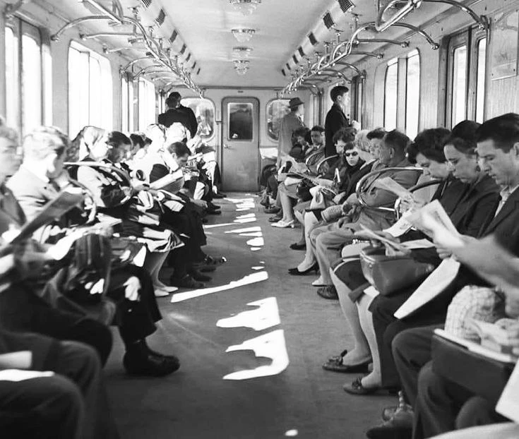 Станция, вагон, страница

В этих фотографиях московское метро выглядит не транспортом, а читальным з