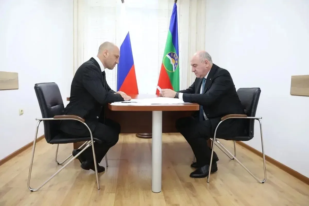 Глава КЧР Рашид Темрезов провел рабочую встречу с главой администрации Хабезского района Тимуром Жуж