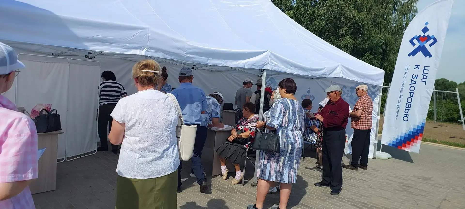 Сегодня яркие палатки мобильного медицинского «Пункта здоровья» превратили центральную часть села Хо