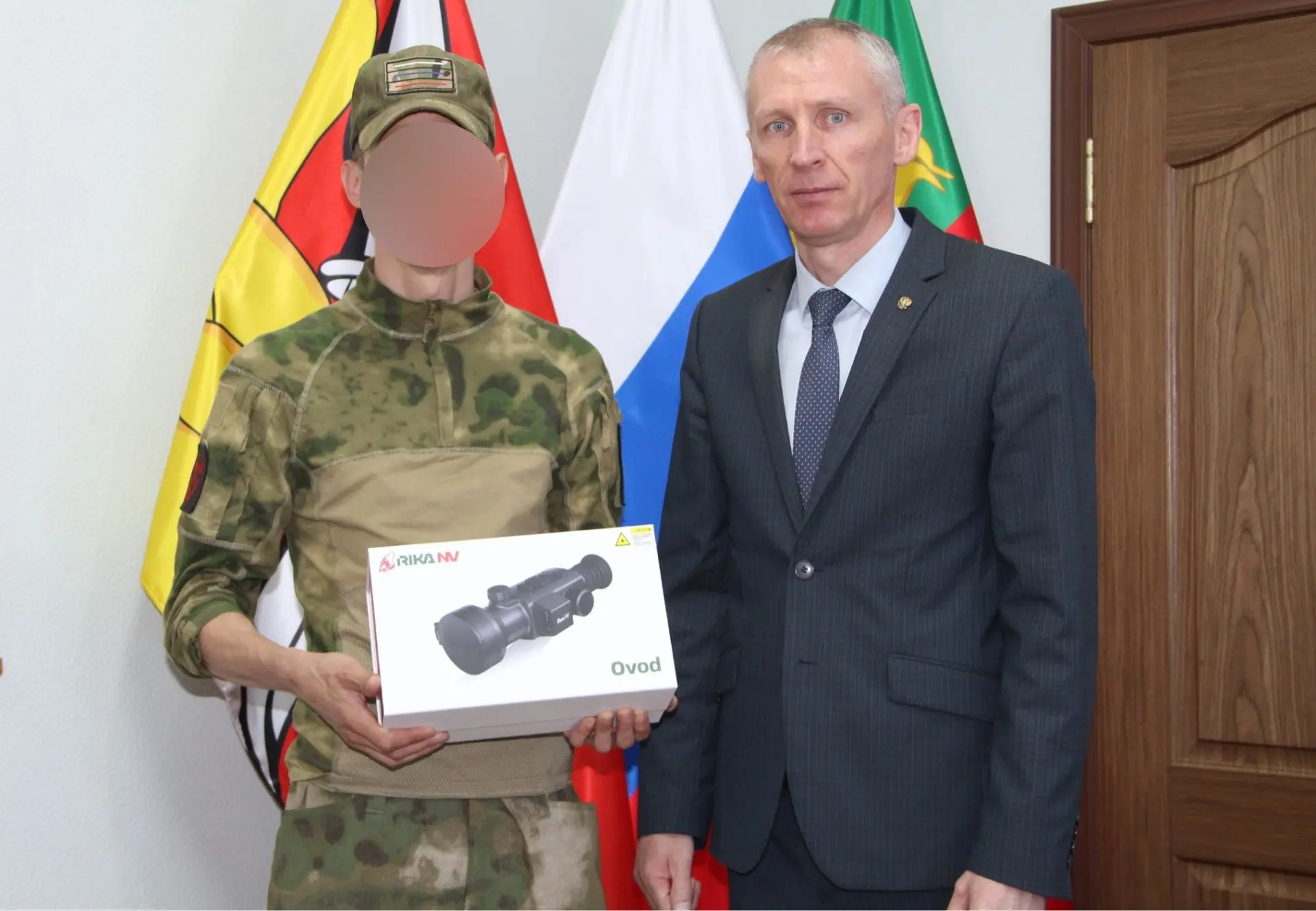 Глава Таловского муниципального района Евгений Сидоров встретился с бойцом специальной ...