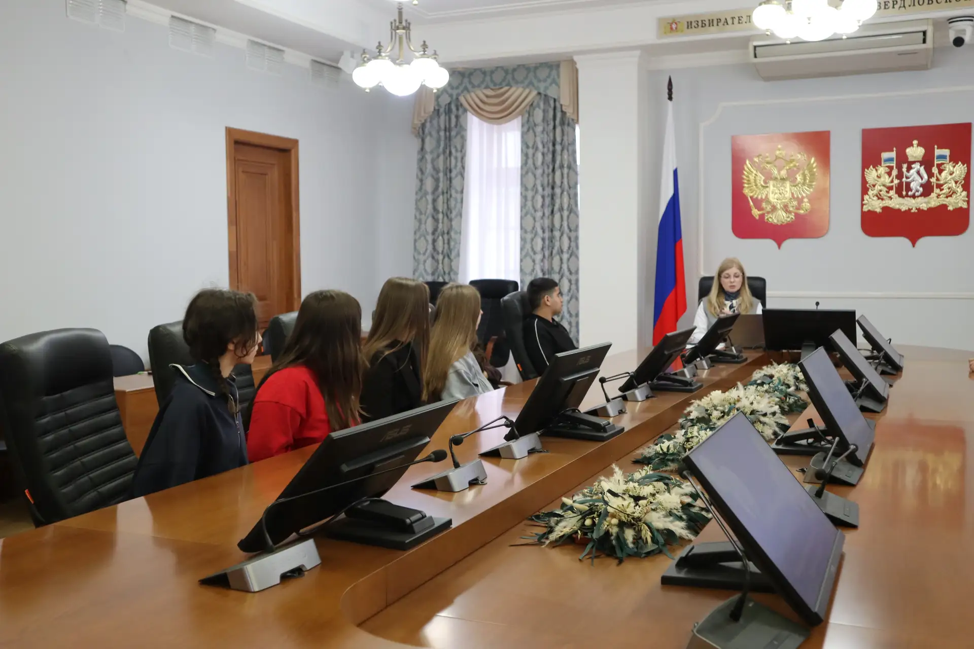 Свердловский избирком встретил гостей из Сысерти  Для будущих избирателей провели обзорную экскурсию