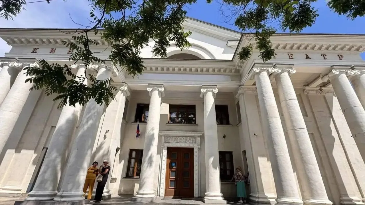 Вывеску "Украина" сняли с фасада кинотеатра на улице Ленина в Севастополе. Его переимен...