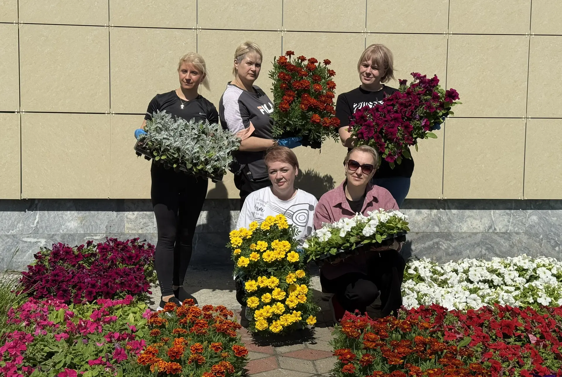 🌺 3300 цветов украсили прогулочные зоны Кардиоцентра в этом году!

📎В преддверии Дня медицинского 