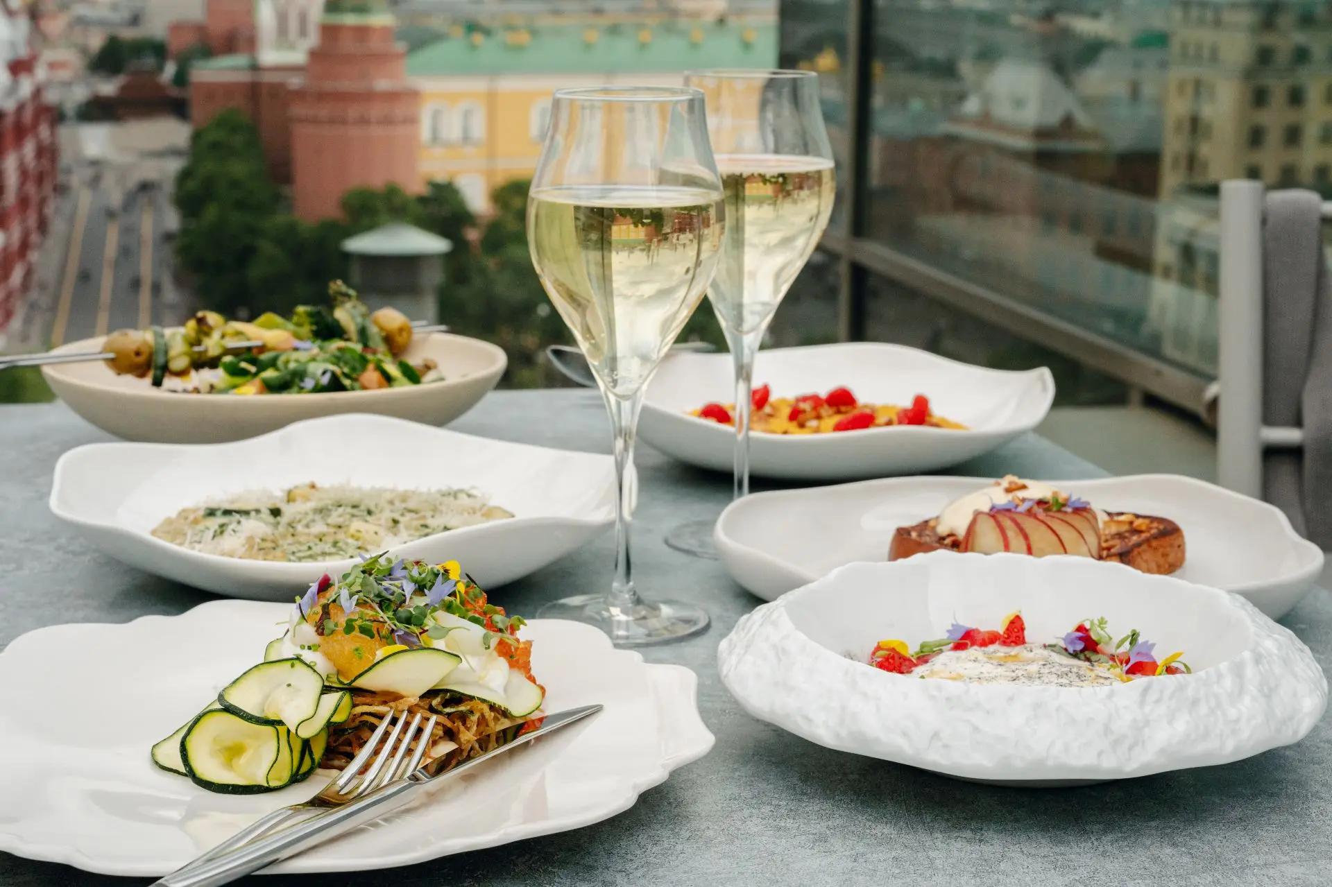 #Москва O2 Restaurant запустил ежедневные бранчи на одной из самых красивых террас города – на крыше