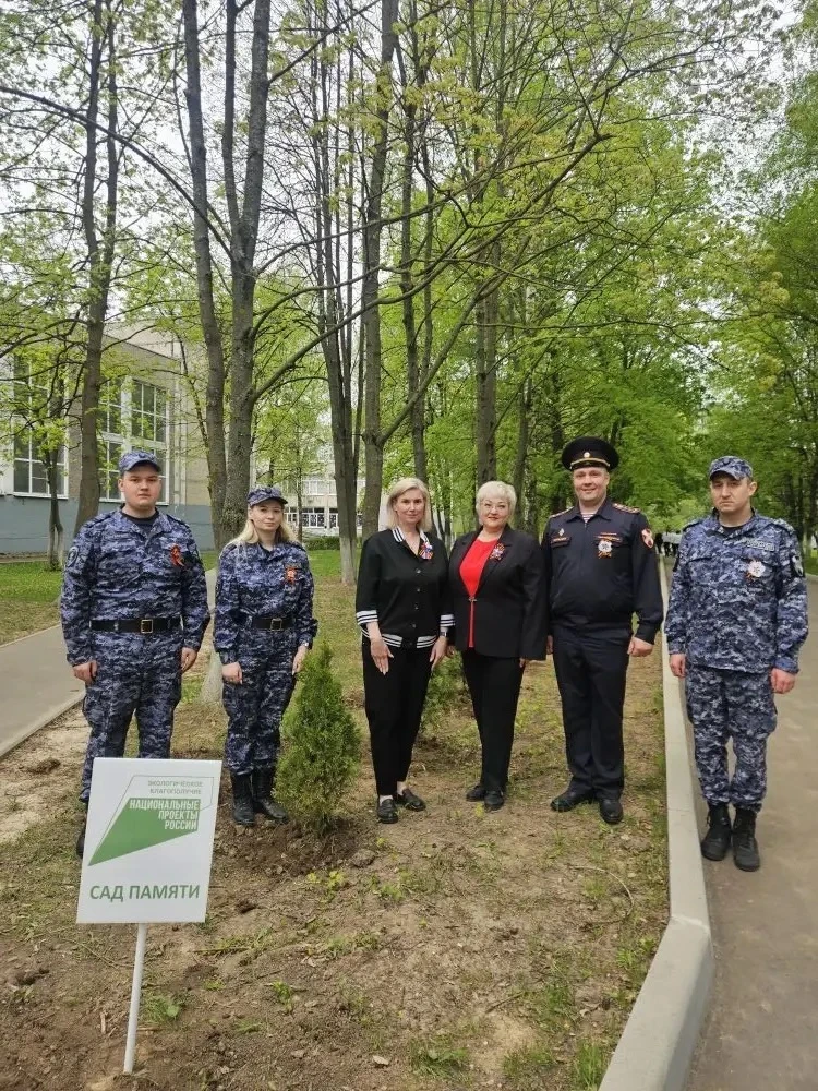 🌳 В школе №18 имени Подольских курсантов прошла акция «Сад Памяти». Сегодня в рамках национального п